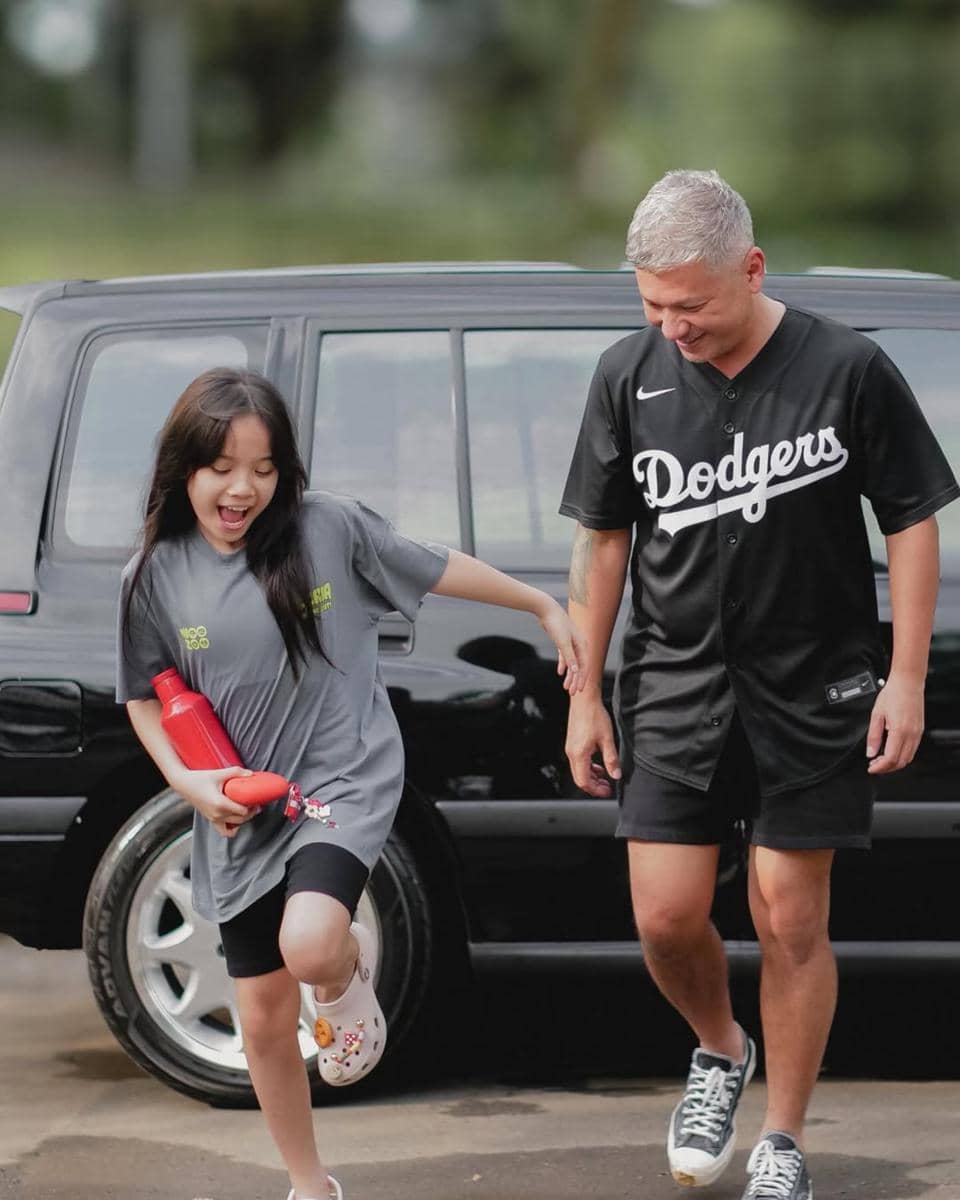 Gading Marten ajak Gempi jalan-jalan dengan mobil tua