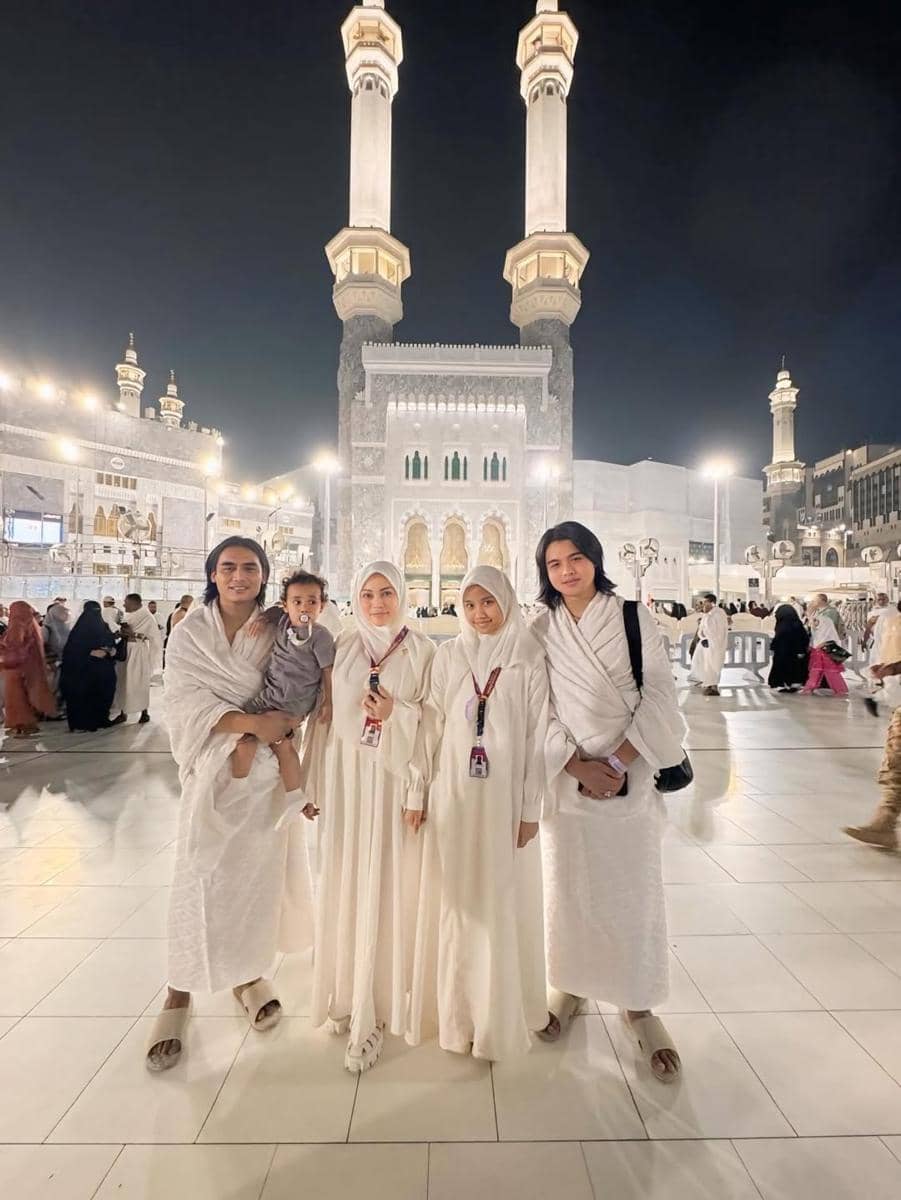 Keluarga Charly van Houten umrah saat Ramadan 2026