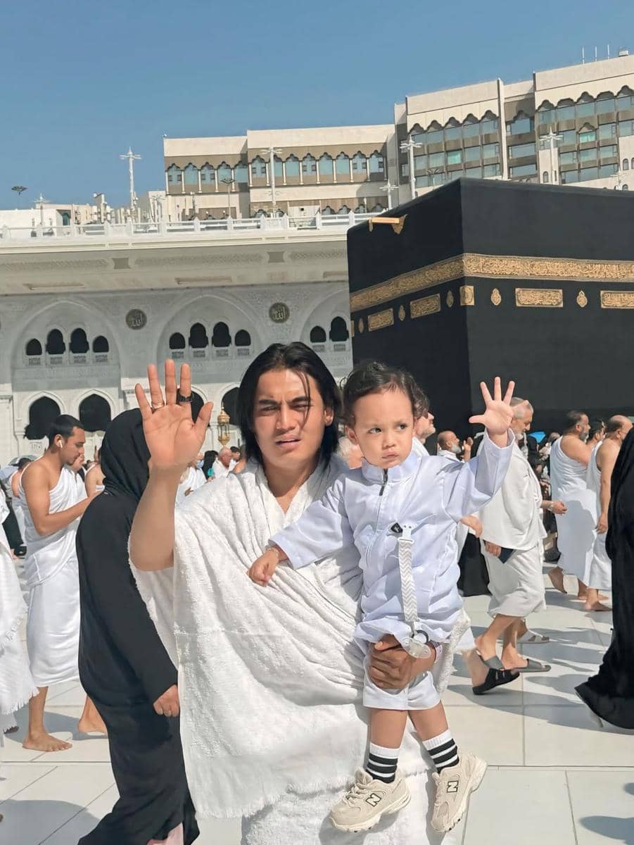 Keluarga Charly van Houten umrah saat Ramadan 2026