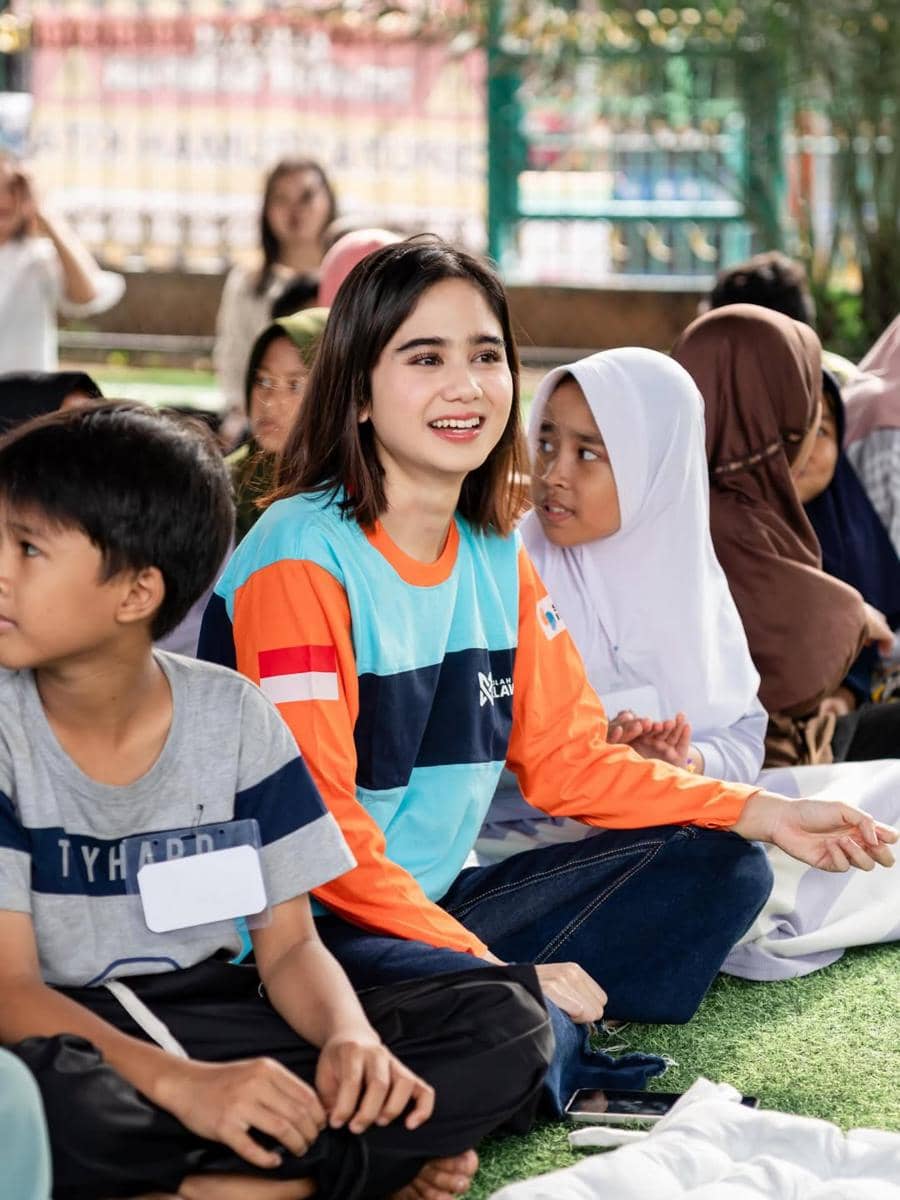 Tissa Biani jadi relawan di sekolah relawan