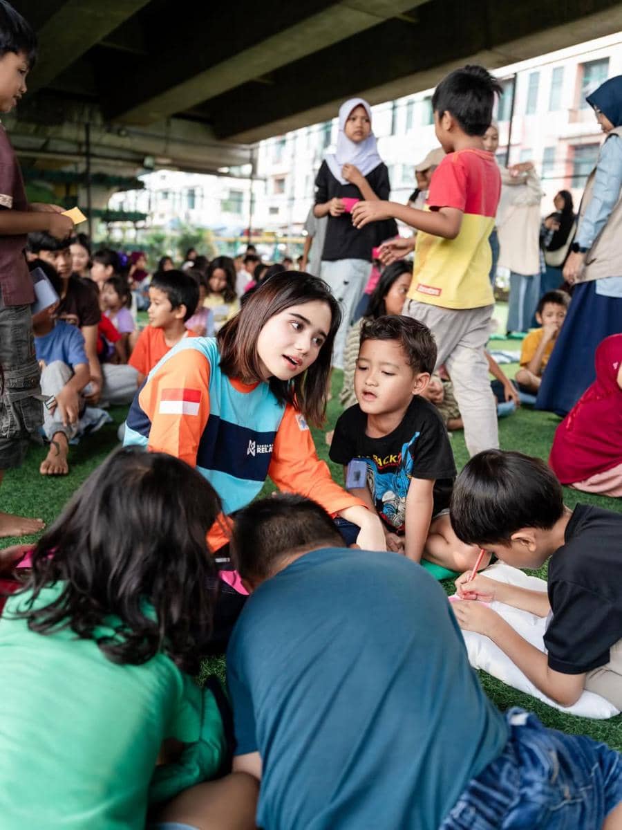 Tissa Biani jadi relawan di sekolah relawan