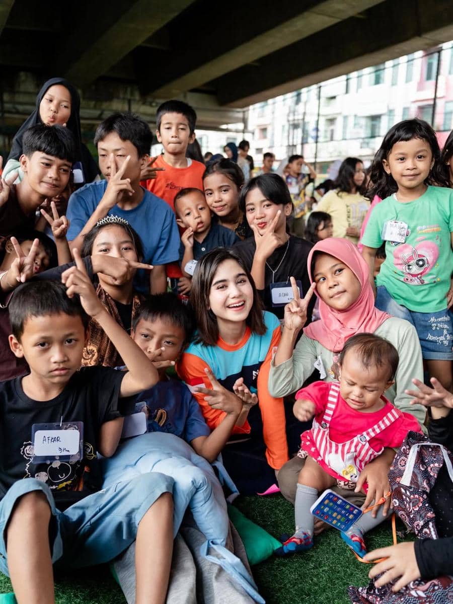 Tissa Biani jadi relawan di sekolah relawan