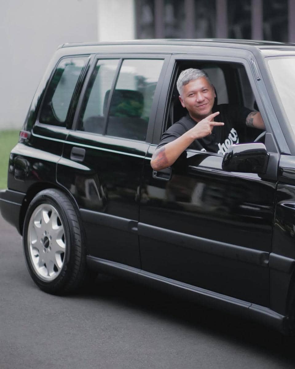 Gading Marten ajak Gempi jalan-jalan dengan mobil tua