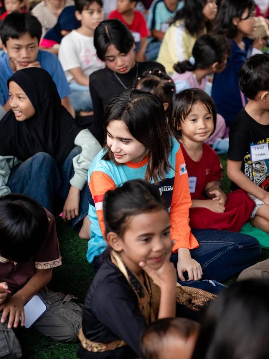 Tissa Biani jadi relawan di sekolah relawan