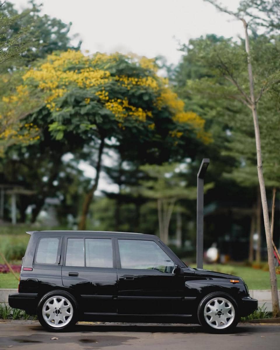 Gading Marten ajak Gempi jalan-jalan dengan mobil tua