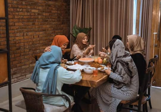 ilustrasi buka bersama dengan teman 