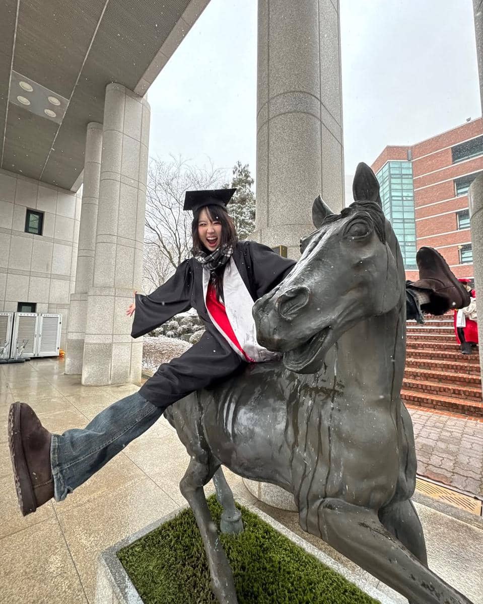 Shin Jiyoon (instagram.com/swan.m4a)