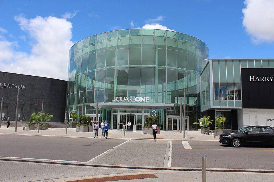 Pusat Perbelanjaan Square One