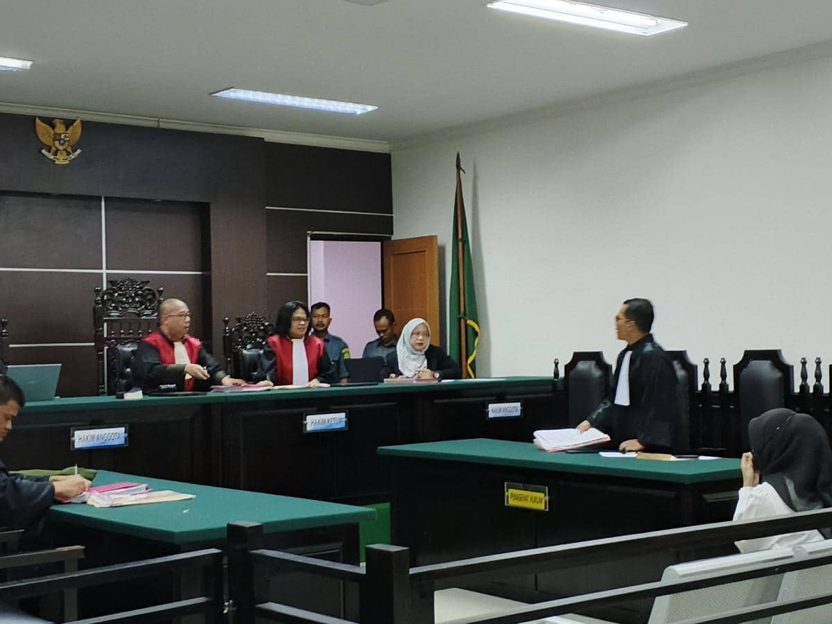 Terdakwa Dea saat menjalani sidang di PN Serang 