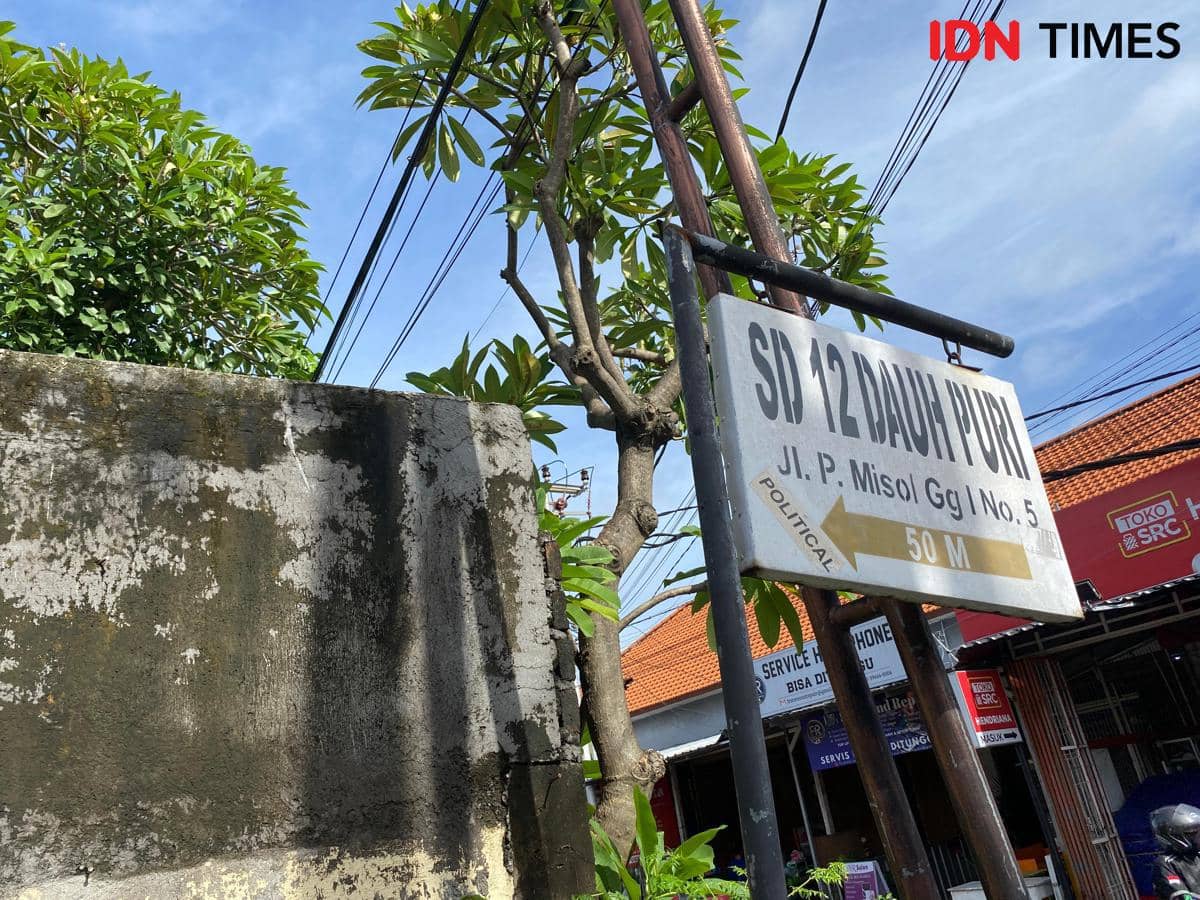 Kondisi SDN 12 Dauh Puri pada Rabu (25/2/2026) masih terendam banjir.