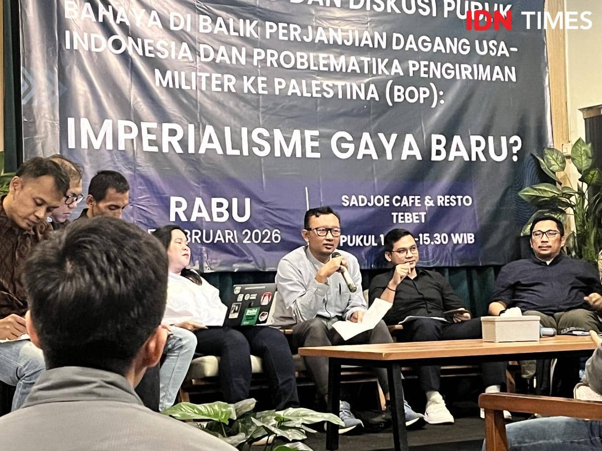 Ketua Yayasan Lembaga Bantuan Hukum Indonesia (YLBHI), Muhammad Isnur saat memaparkan materi pada diskusi publik yang dilaksanakan di Tebet, Jakarta Selatan, Rabu (25/2/2026). (IDN Times/Anggia Leksa)