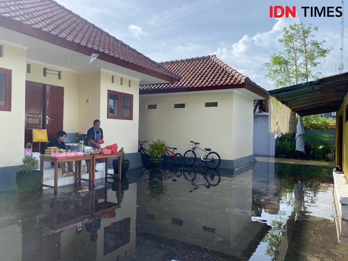 Kondisi SDN 12 Dauh Puri pada Rabu (25/2/2026) masih terendam banjir.
