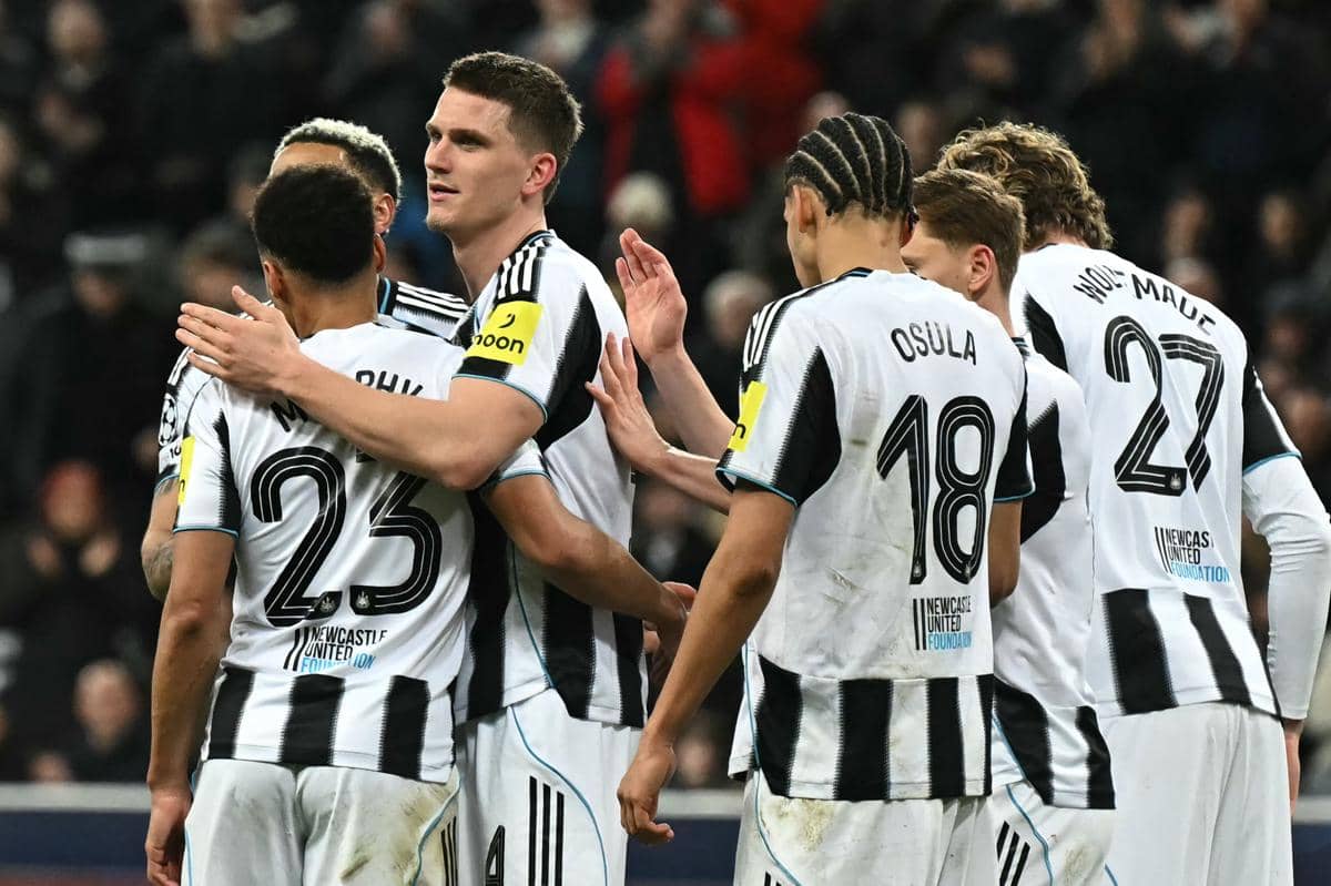 Para pemain Newcastle United merayakan kelolosan ke babak 16 besar Liga Champions (AFP / Paul Ellis)