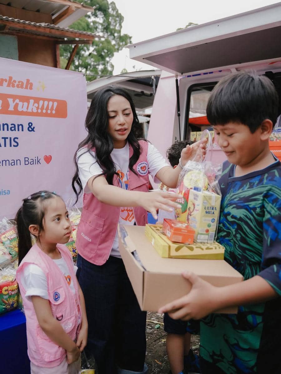 artis bagi-bagi makanan berbuka puasa