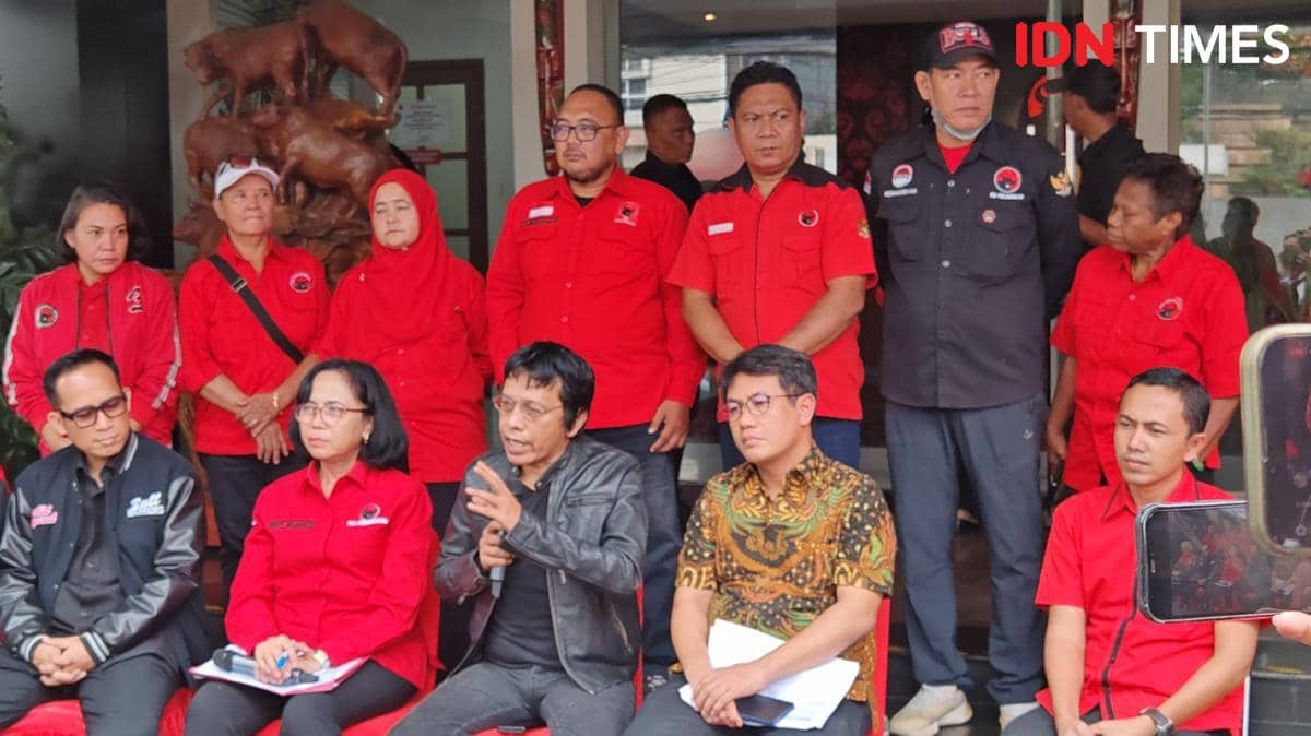 Wasekjen DPP PDIP Bidang Komunikasi, Adian Napitupulu (memegang mikrofon) (IDN Times/Ilman Nafi'an)