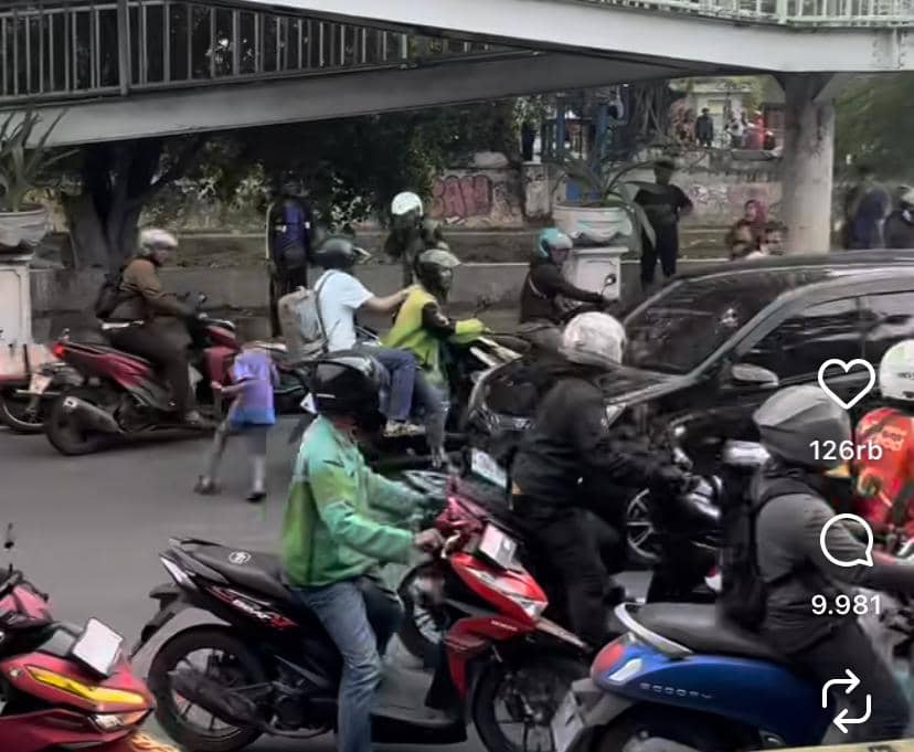 Pengendara Mobil Lawan Arah yang Diamuk Massa Ditangkap, Dicek Urine!