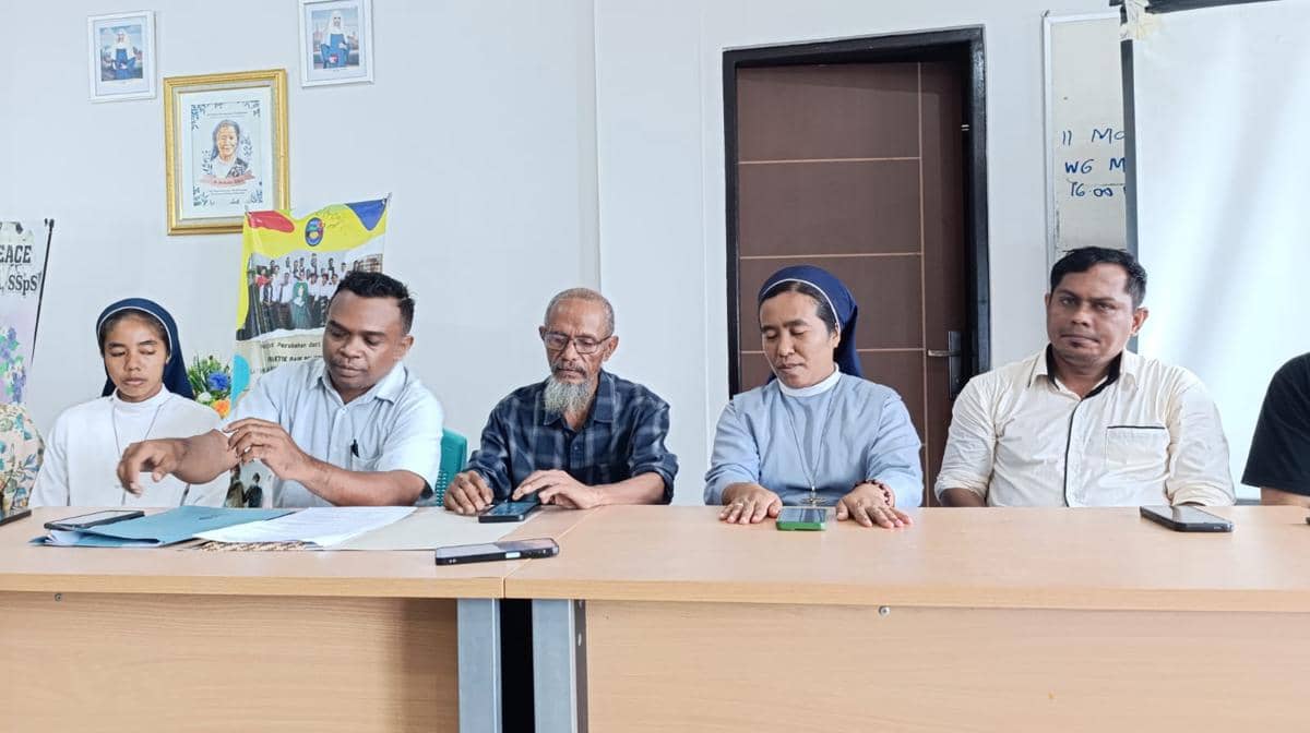 Konferensi pers kuasa hukum 13 LC asal Jabar korban eksploitasi pun di Sikka.