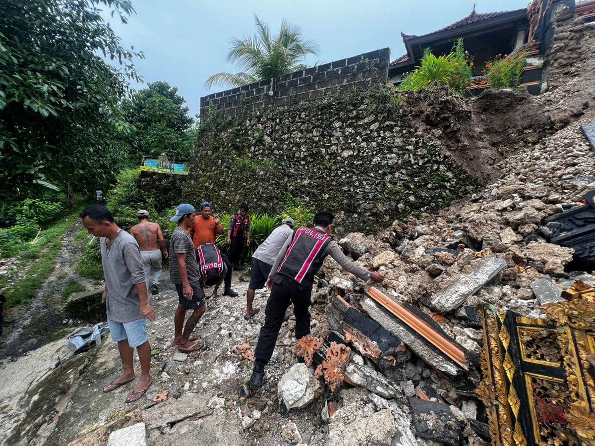 Longsor di Desa Kutampi, Nusa Penida