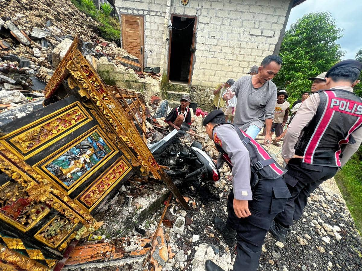Longsor di Desa Kutampi, Nusa Penida.