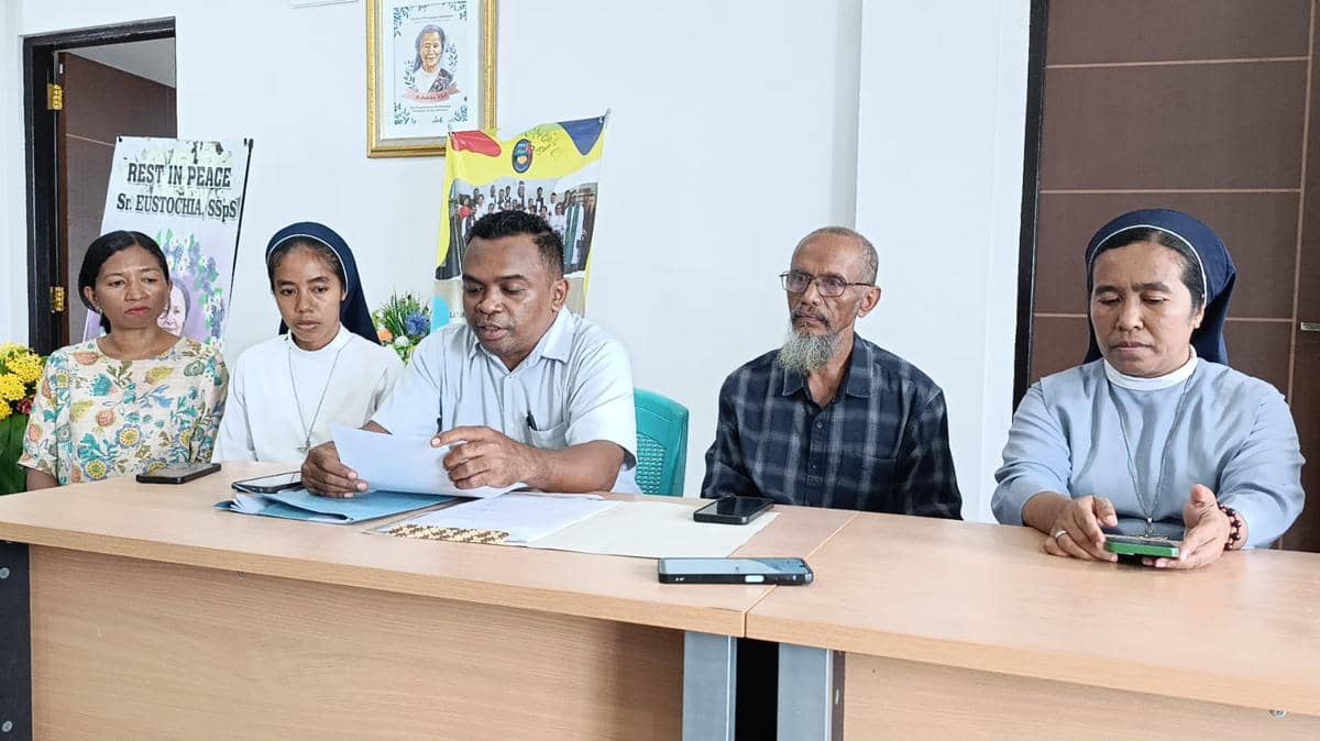 Konferensi pers kuasa hukum 13 LC asal Jabar korban eksploitasi pun di Sikka. 