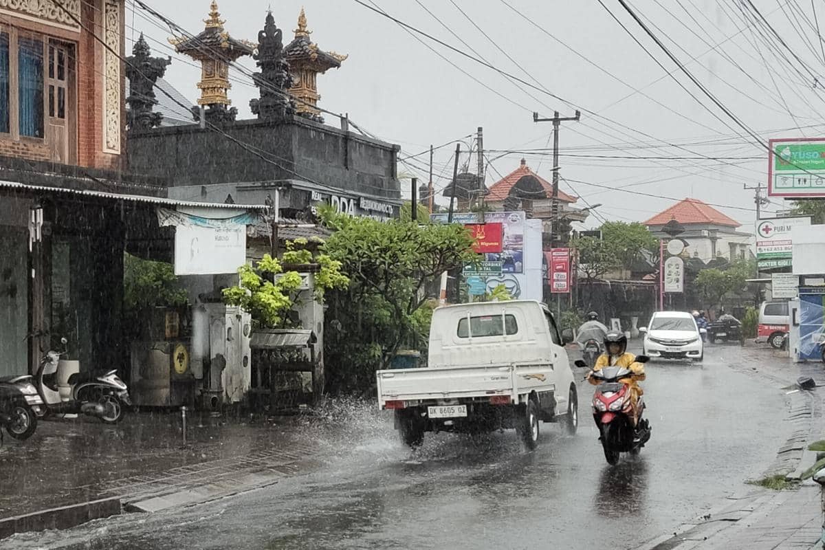 Cuaca Bali 25 Februari 2026, Seluruh Wilayah Berpotensi Hujan Hari Ini