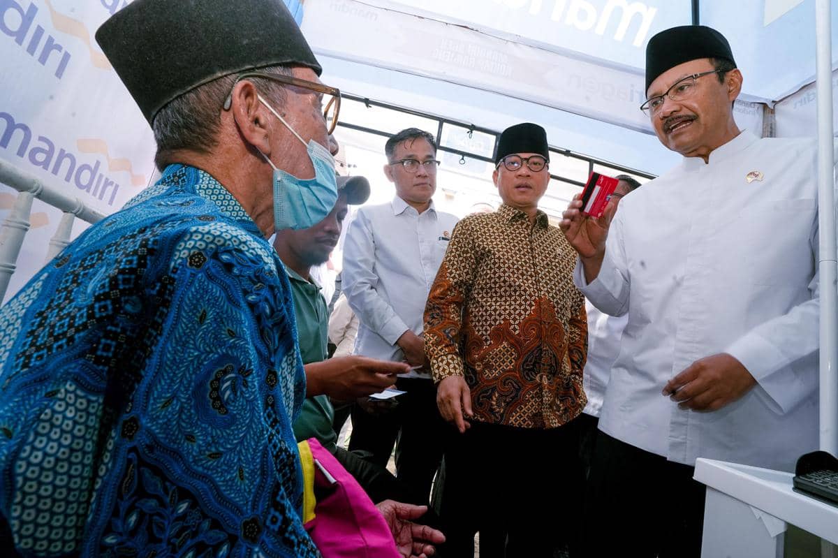 Mensos Saifullah Yusuf bersama Menkop Ferry Juliantono, Menteri Desa Yandri Susanto, menghadiri penandatanganan PKS PM bansos melalui Koperasi Desa Merah Putih di Kabupaten Serang, Selasa (24/2/2026).