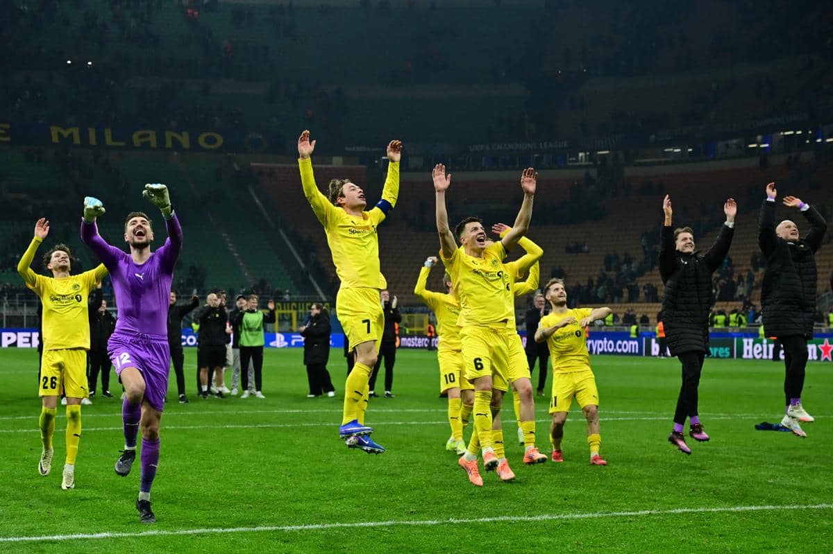 Para pemain Bodo/Glimt merayakan kelolosan ke babak 16 besar Liga Champions usai kalahkan Inter Milan (AFP / Andreas Solaro)