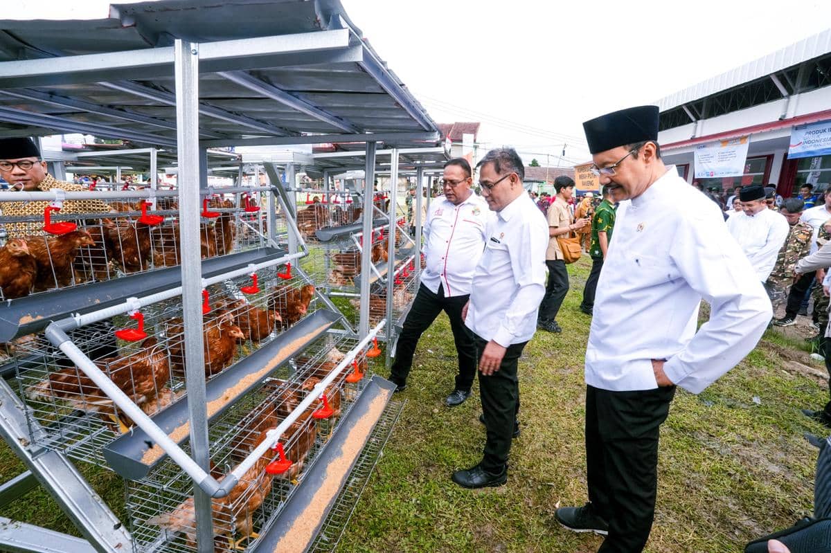 Mensos Saifullah Yusuf bersama Menkop Ferry Juliantono, Menteri Desa Yandri Susanto, menghadiri penandatanganan PKS PM bansos melalui Koperasi Desa Merah Putih di Kabupaten Serang, Selasa (24/2/2026).