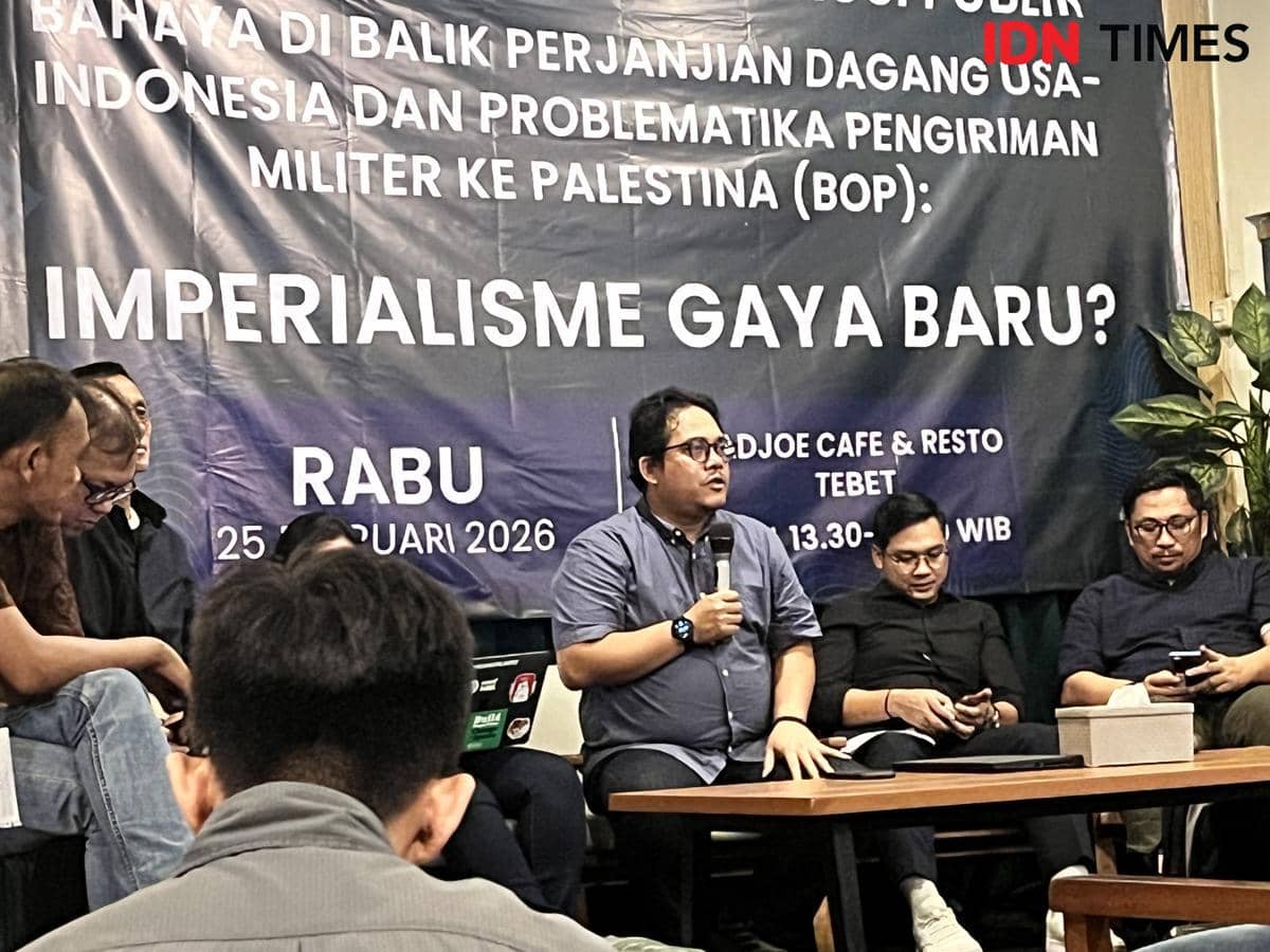 Pakar kebijakan digital Wahyudi Djafar  saat memaparkan materi pada diskusi publik yang dilaksanakan di Tebet, Jakarta Selatan, Rabu (25/2/2026). (IDN Times/Anggia Leksa)