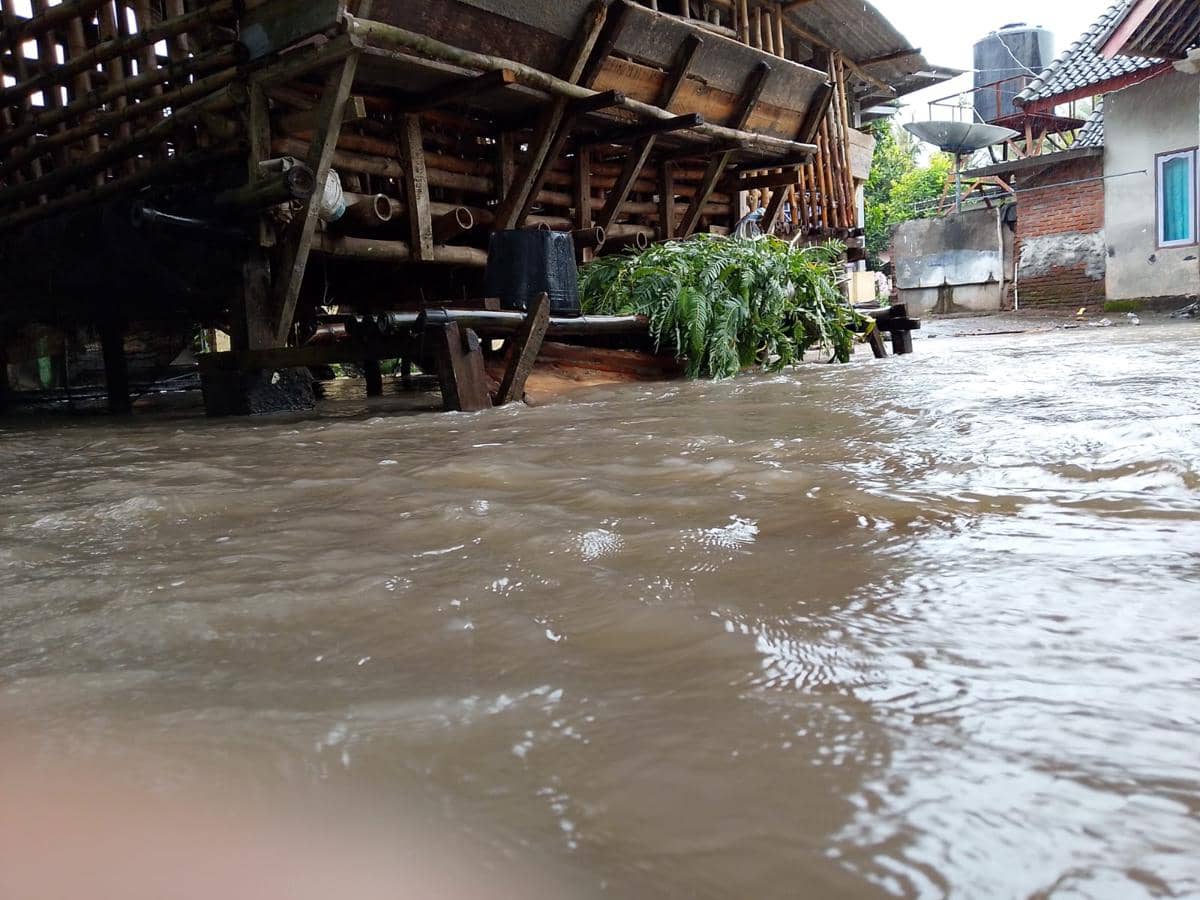 Banjir Parah Terjang 5 Desa di Jerowaru, Bocah 4 Tahun Hanyut di Selong