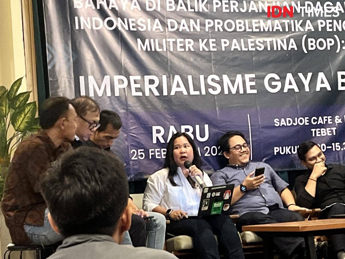 Koordinator Pengkampanye Wahana Lingkungan Hidup Indonesia (WALHI) Uli Artha Siagian  saat memaparkan materi pada diskusi publik yang dilaksanakan di Tebet, Jakarta Selatan, Rabu (25/2/2026). (IDN Times/Anggia Leksa)