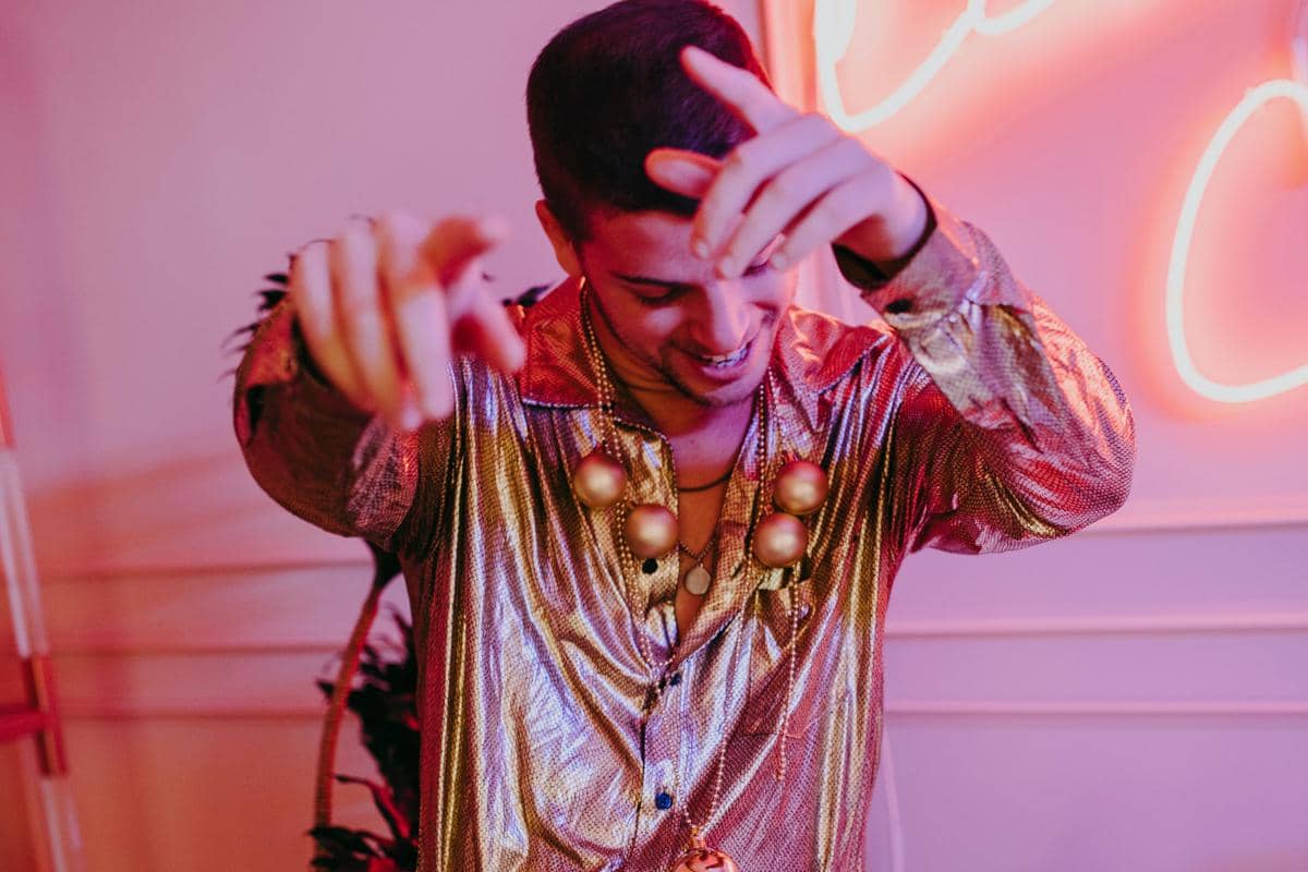 ilustrasi pria memakai baju warna gold