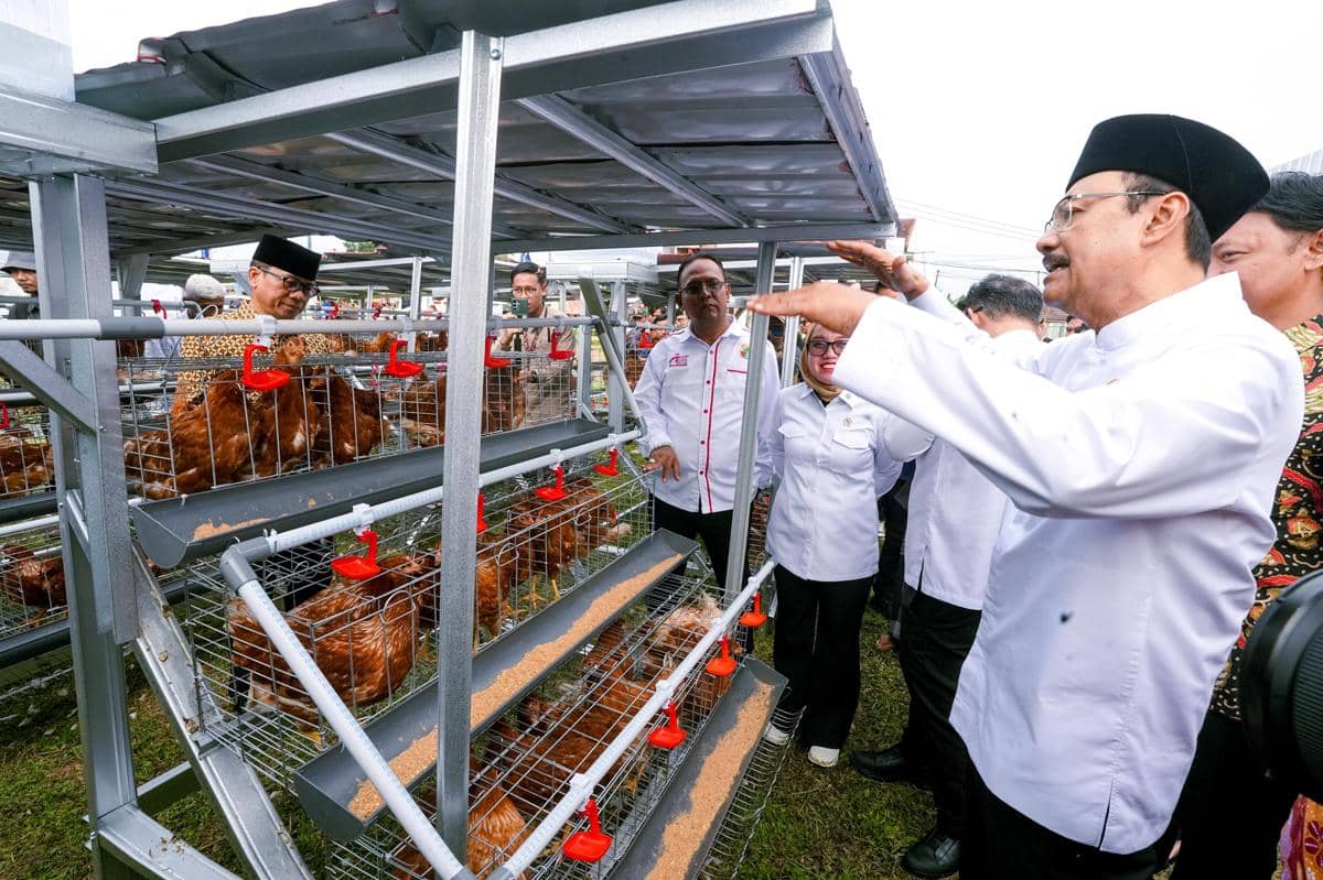 Mensos Saifullah Yusuf bersama Menkop Ferry Juliantono, Menteri Desa Yandri Susanto, menghadiri penandatanganan PKS PM bansos melalui Koperasi Desa Merah Putih di Kabupaten Serang, Selasa (24/2/2026).
