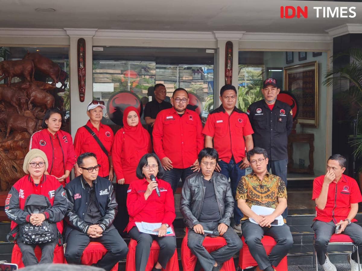 Wakil Ketua Komisi X DPR RI Fraksi PDIP, MY Esti Wijayati (memegang mikrofon) (IDN Times/Ilman Nafi'an)