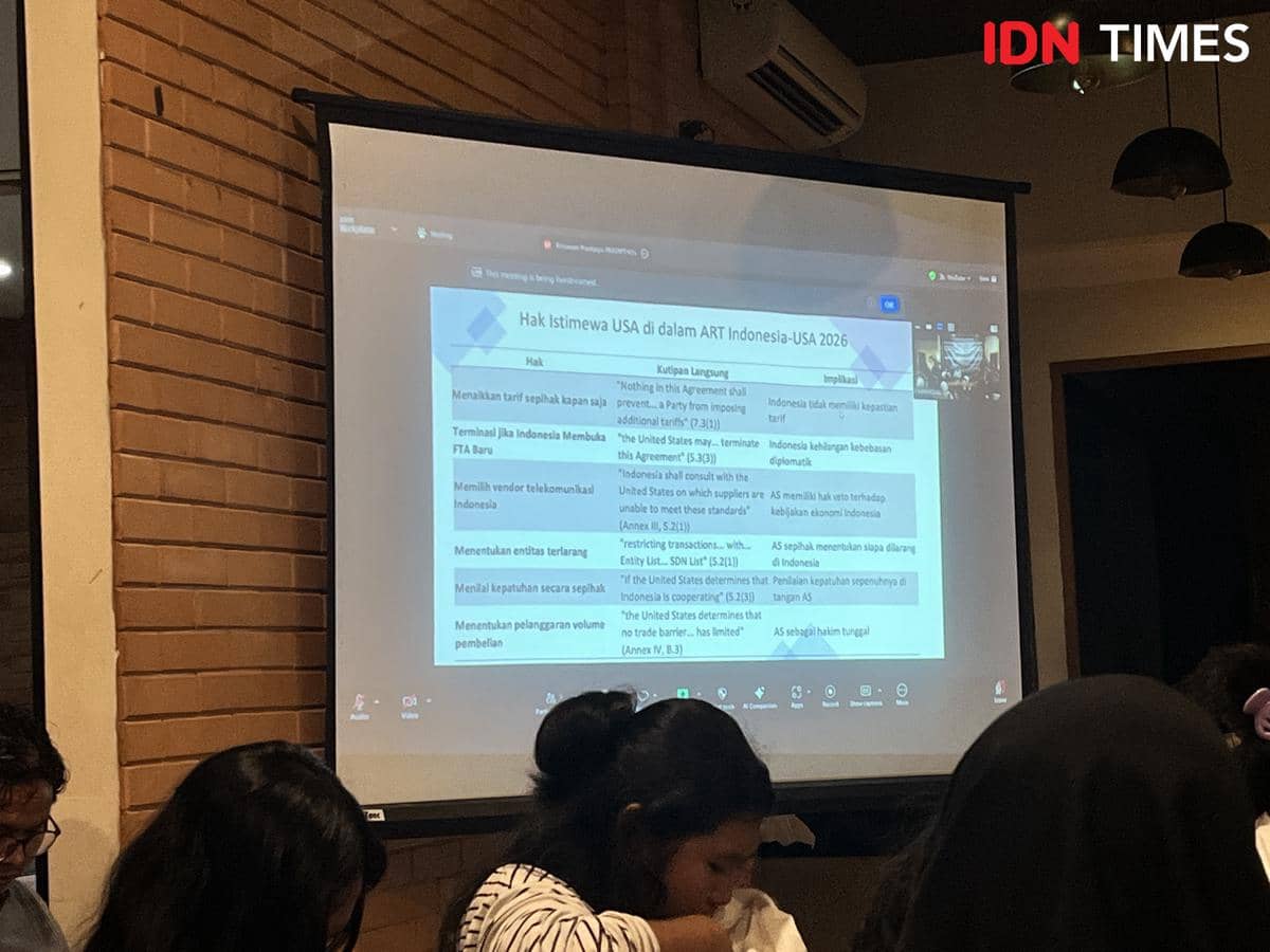 Pengamat ekonomi Rimawan Pradiptyo saat memaparkan materi pada diskusi publik yang dilaksanakan di Tebet, Jakarta Selatan, Rabu (25/2/2026). (IDN Times/Anggia Leksa)