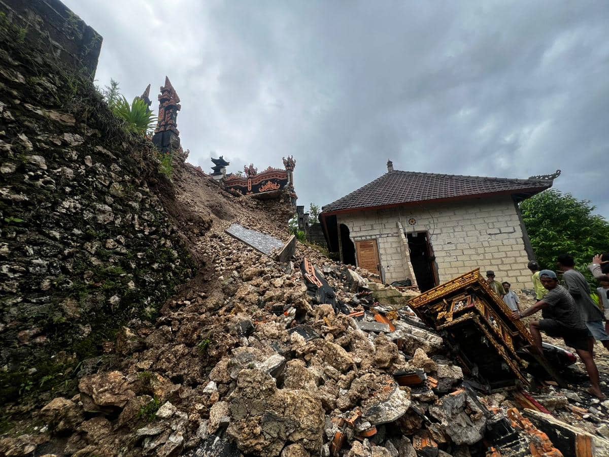 Longsor di Nusa Penida, Bangunan Suci dan Sepeda Motor Tertimbun