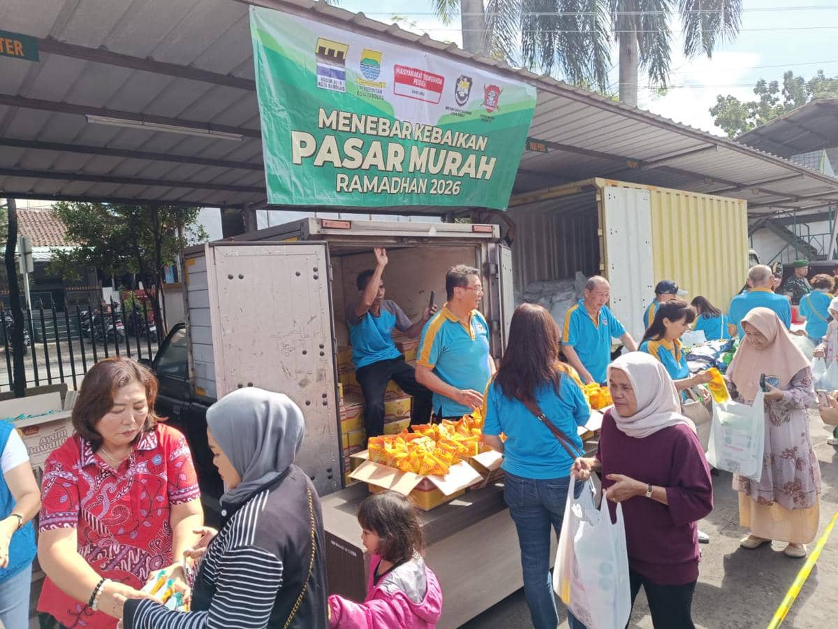 Warga Berburu Sembako Murah di Tengah Mahalnya Harga di Pasaran