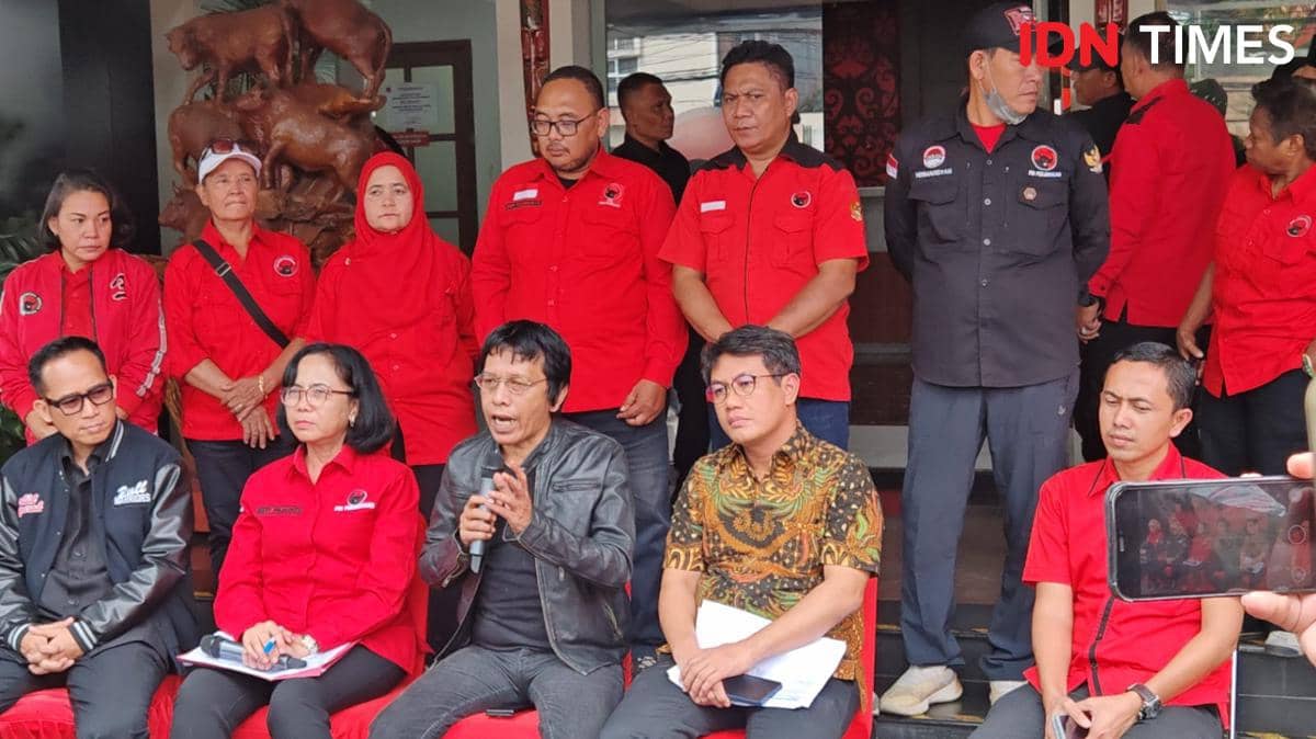 Wasekjen DPP PDIP Bidang Komunikasi, Adian Napitupulu (memegang mikrofon) (IDN Times/Ilman Nafi'an)