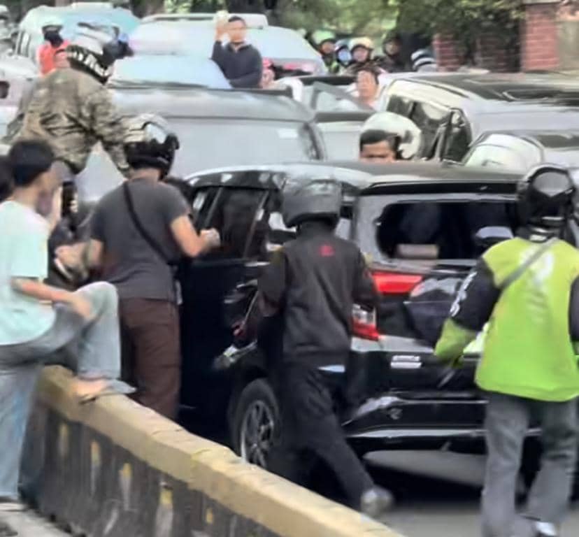 Viral Mobil Plat Bandung Lawan Arah dan Diamuk Massa di Gunung Sahari