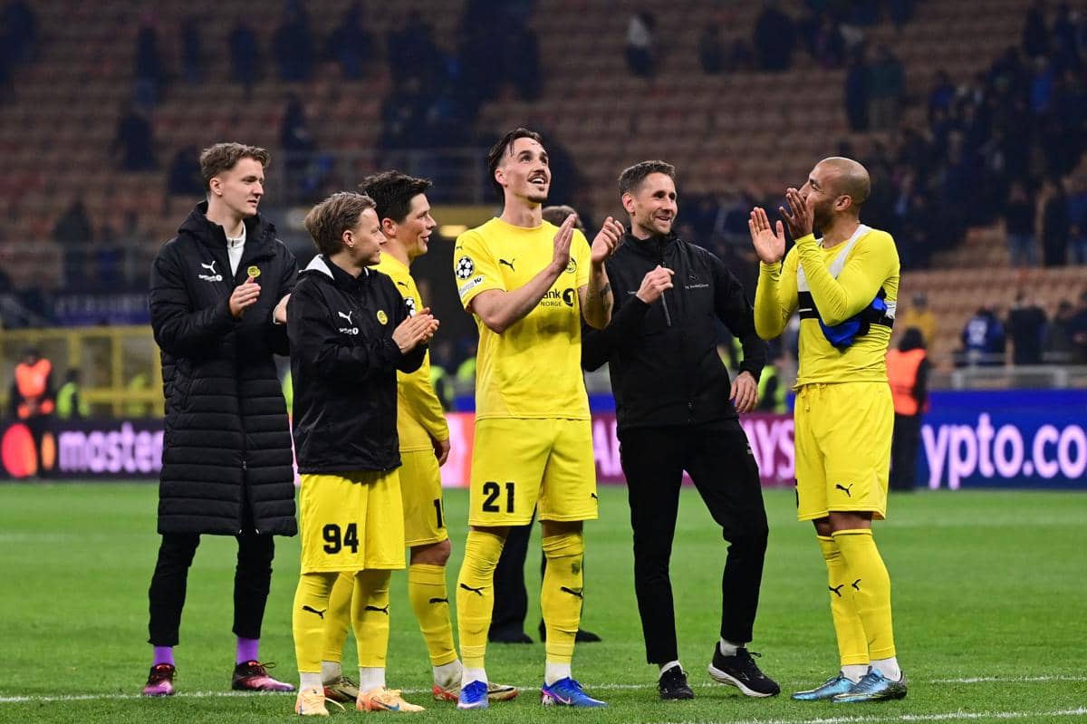 Para pemain Bodo/Glimt merayakan kelolosan ke babak 16 besar Liga Champions usai kalahkan Inter Milan (AFP / Andreas Solaro)
