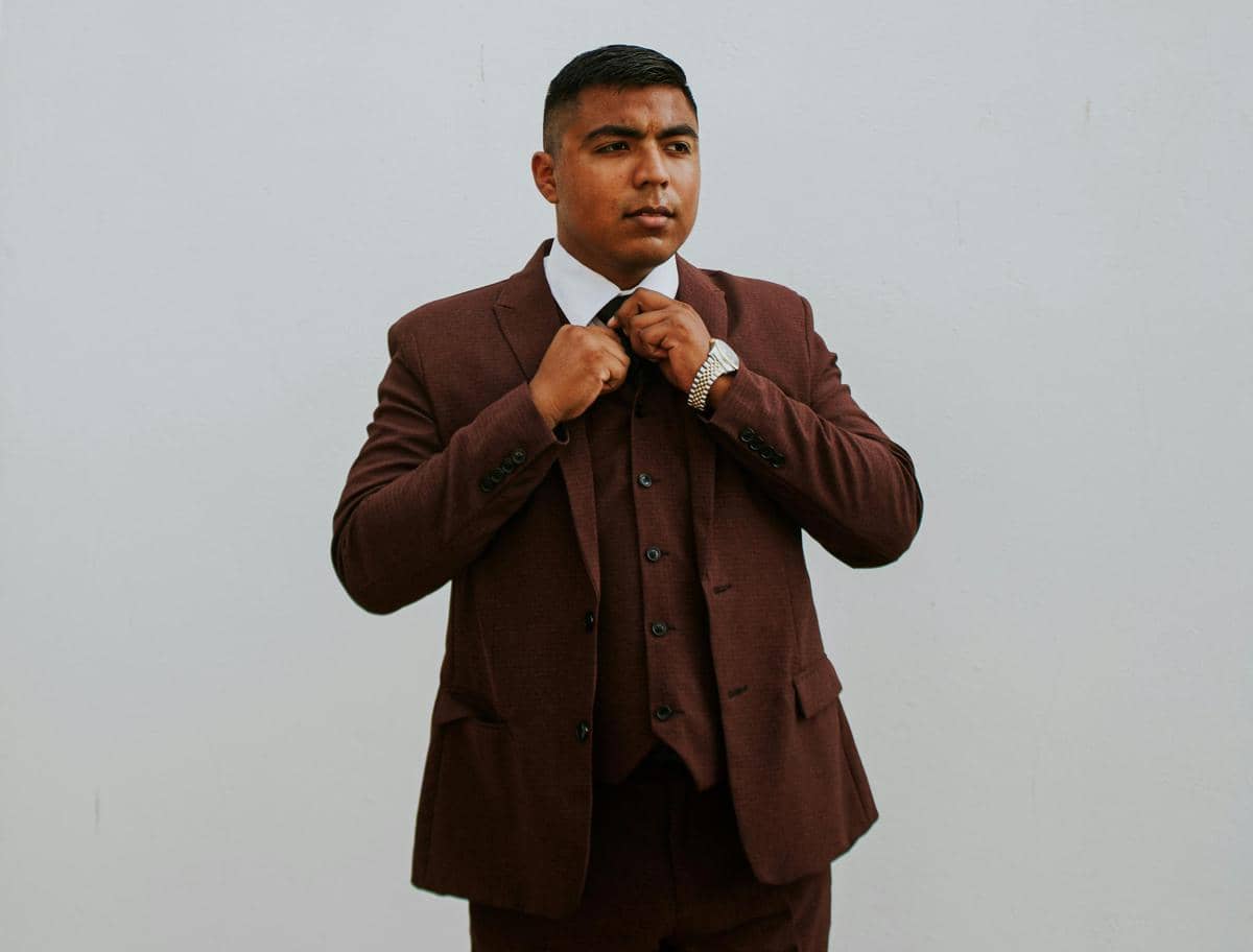 ilustrasi pria memakai warna cokelat tua