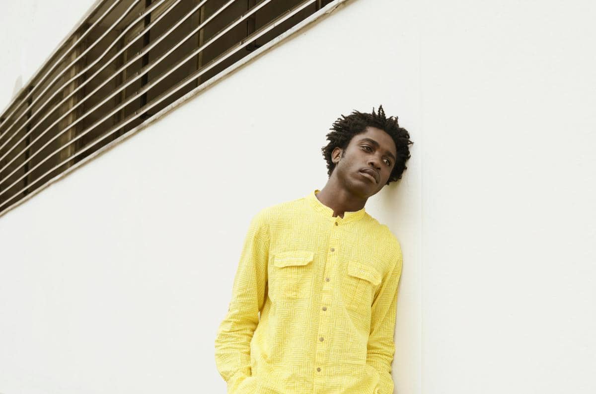 ilustrasi pria memakai warna kuning cerah