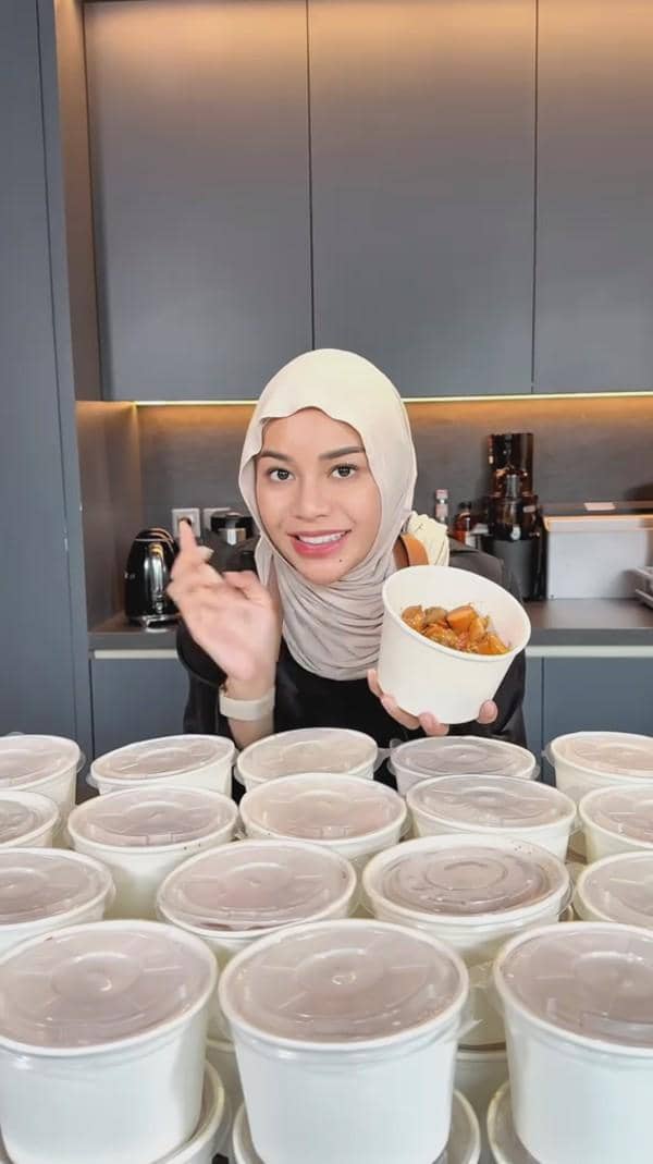 artis bagi-bagi makanan berbuka puasa