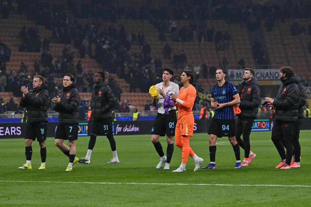 Para pemain Inter Milan meminta maaf kepada fans usai tersingkir dari Liga Champions (AFP / Andreas Solaro)