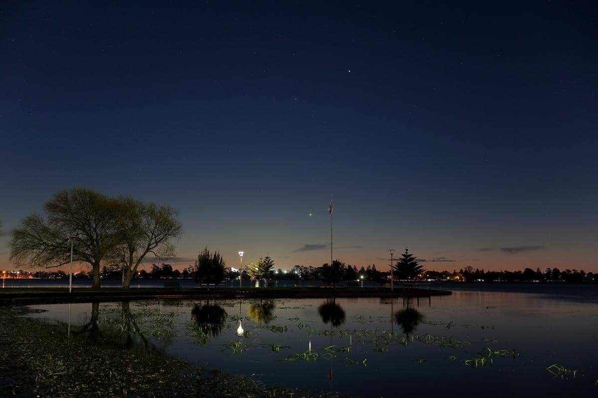 ilustrasi beberapa planet yang menghiasi langit malam