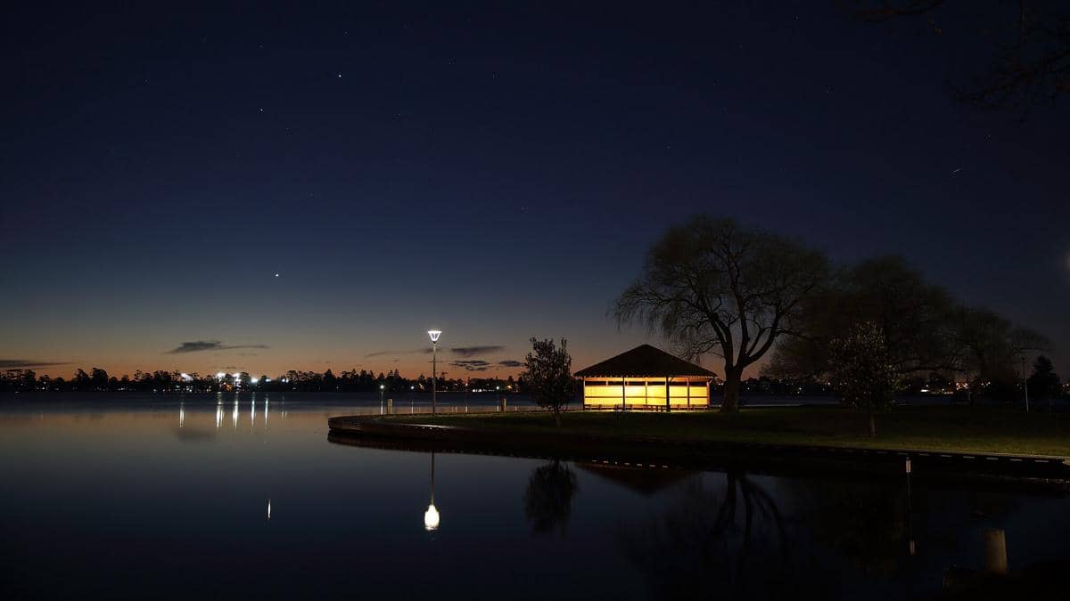 ilustrasi beberapa planet yang jelas di langit malam