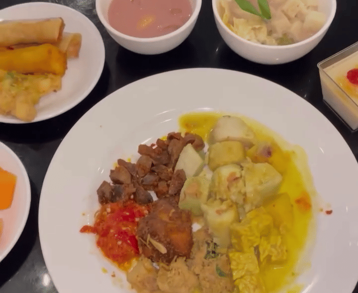 Sajian bukber di 100 Sunset Hotel & Ballroom.