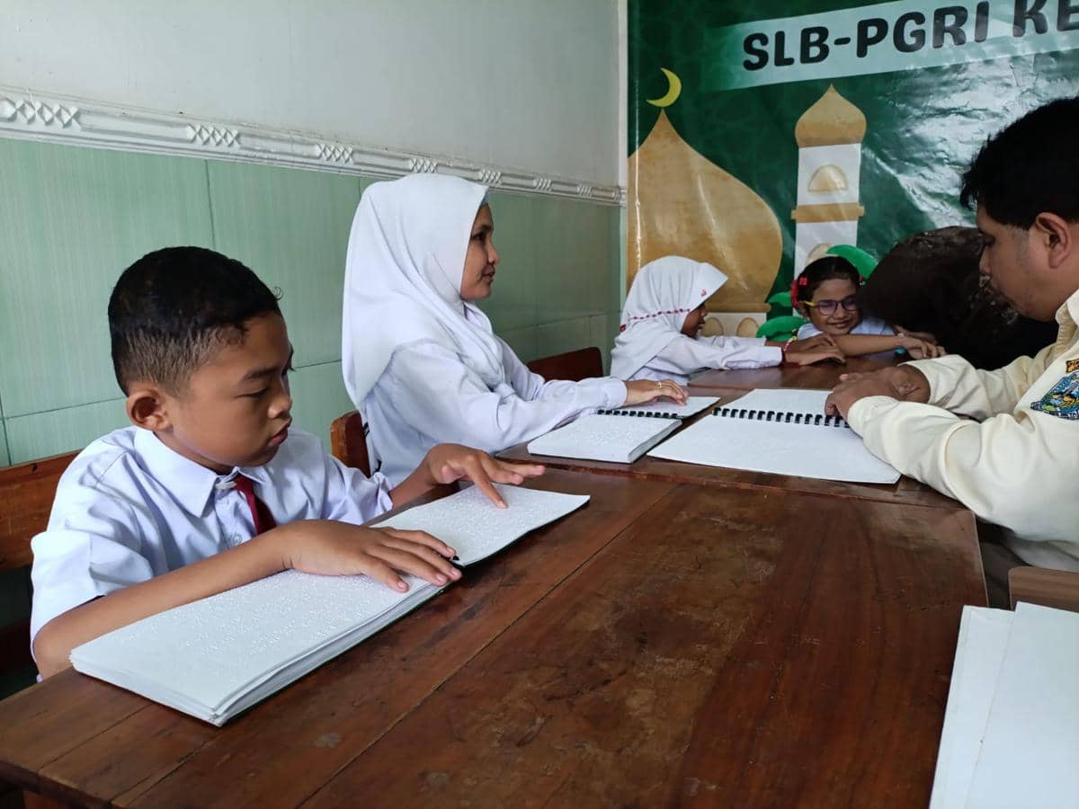 khusyuknya Siswa SLB di Tulungagung Mengaji Al-Quran Braille