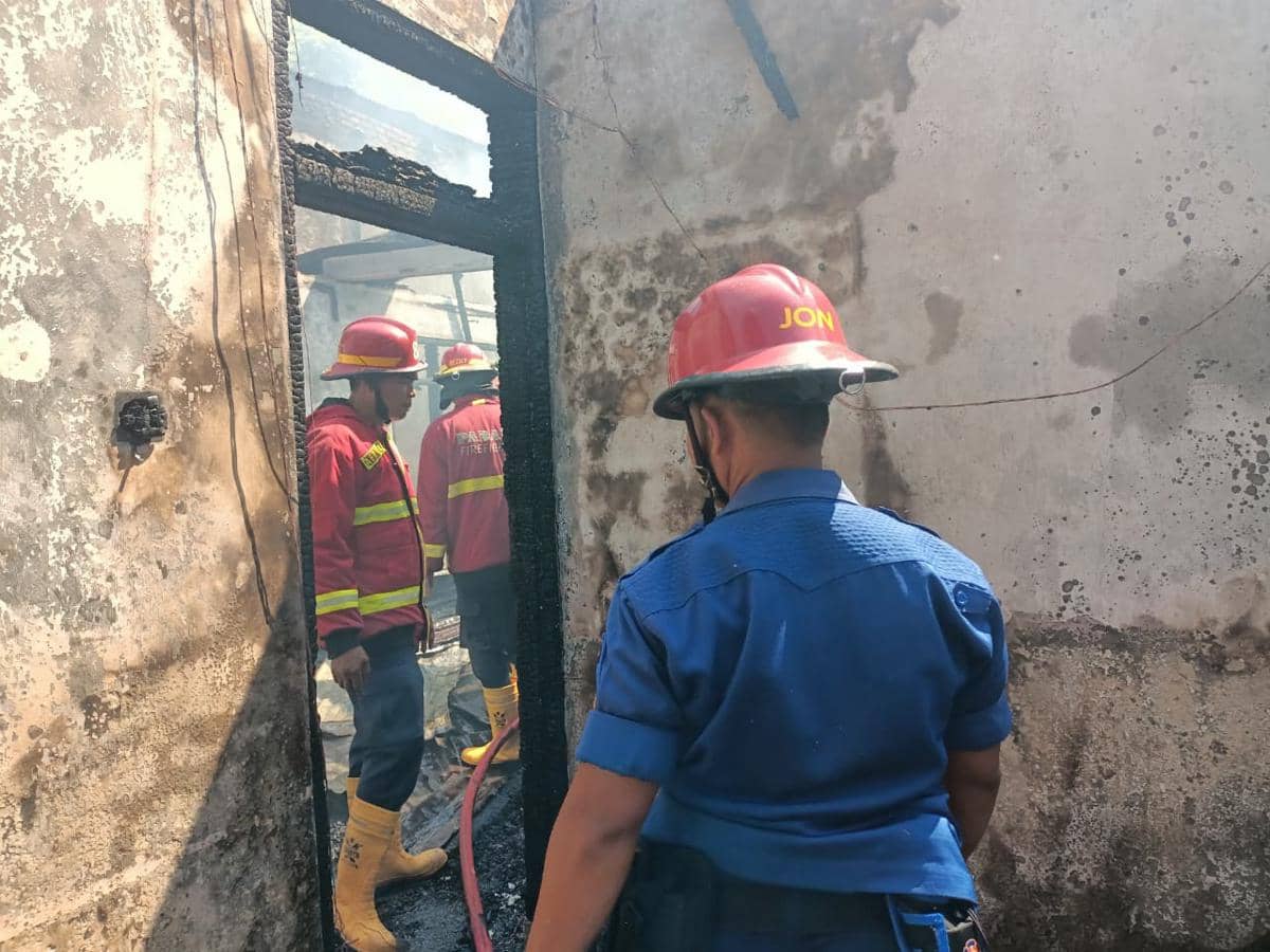 Tim Damkar Padang melakukan pendataan usai pemadaman api