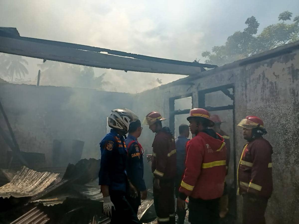 Tim Damkar Padang melakukan pendataan usai pemadaman api